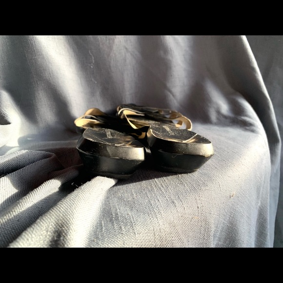 BCBG black funky flat staple sandal size 38 / 8. - Picture 4 of 5